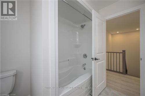 1902 Fountain Grass Drive, London, ON - Indoor Photo Showing Bathroom