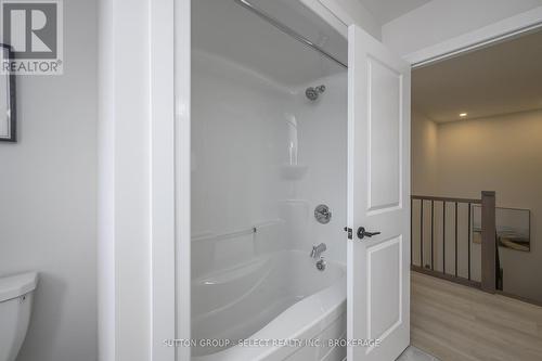 1902 Fountain Grass Drive, London, ON - Indoor Photo Showing Bathroom