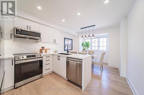 11 Bowler St, Aurora, ON - Indoor Photo Showing Kitchen With Upgraded Kitchen