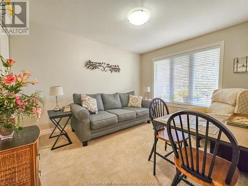 104 Cottage Place, Chatham, ON - Indoor Photo Showing Living Room