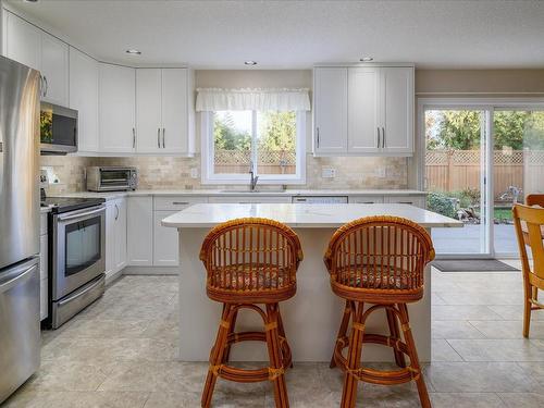 781 York Pl, Qualicum Beach, BC - Indoor Photo Showing Kitchen