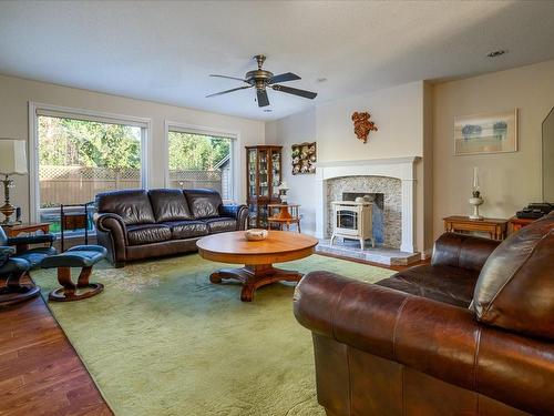 781 York Pl, Qualicum Beach, BC - Indoor Photo Showing Living Room With Fireplace