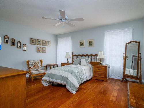 781 York Pl, Qualicum Beach, BC - Indoor Photo Showing Bedroom