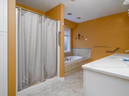781 York Pl, Qualicum Beach, BC - Indoor Photo Showing Bathroom