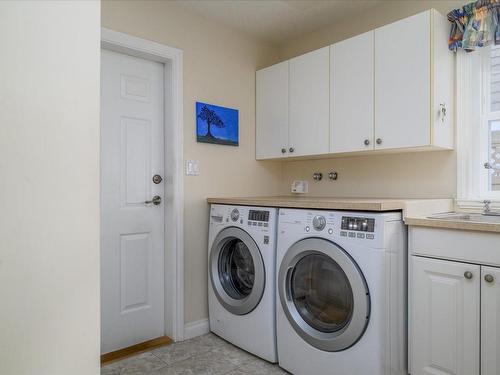 781 York Pl, Qualicum Beach, BC - Indoor Photo Showing Laundry Room