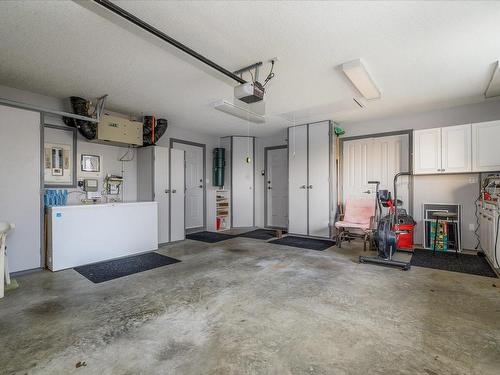 781 York Pl, Qualicum Beach, BC - Indoor Photo Showing Garage