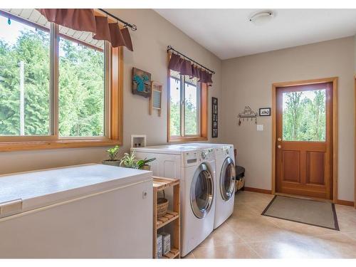 3475 Henry Rd, Chemainus, BC - Indoor Photo Showing Laundry Room