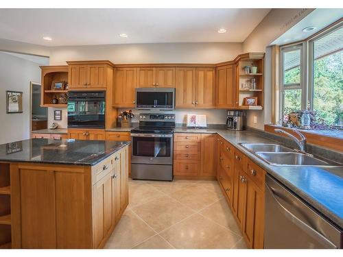 3475 Henry Rd, Chemainus, BC - Indoor Photo Showing Kitchen With Double Sink