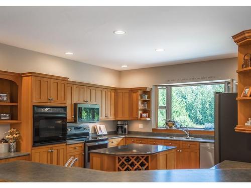 3475 Henry Rd, Chemainus, BC - Indoor Photo Showing Kitchen With Double Sink