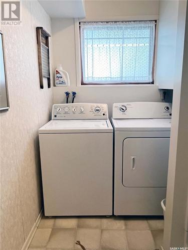 452 Macdonald Drive, Swift Current, SK - Indoor Photo Showing Laundry Room