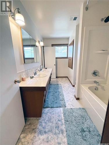 452 Macdonald Drive, Swift Current, SK - Indoor Photo Showing Bathroom