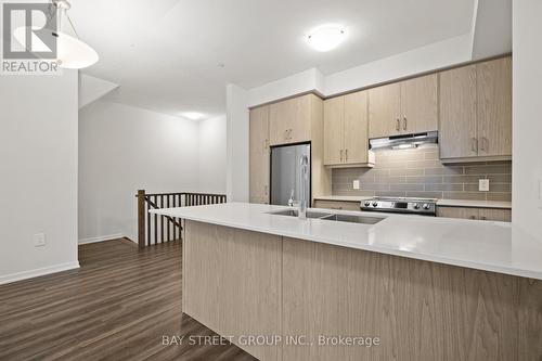 #60 -31 Honeycrisp Cres, Vaughan, ON - Indoor Photo Showing Kitchen With Double Sink With Upgraded Kitchen