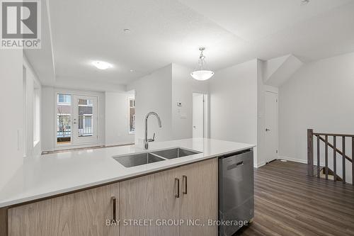 60 - 31 Honeycrisp Crescent, Vaughan, ON - Indoor Photo Showing Kitchen With Double Sink With Upgraded Kitchen