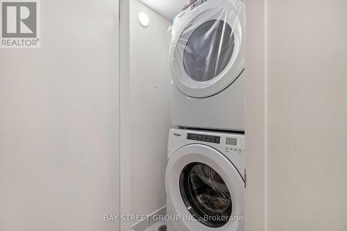 60 - 31 Honeycrisp Crescent, Vaughan, ON - Indoor Photo Showing Laundry Room