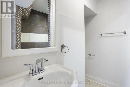 172 Collier St, Barrie, ON - Indoor Photo Showing Bathroom