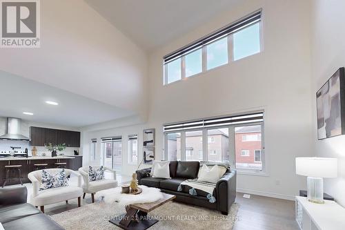 1541 Prentice Road, Innisfil, ON - Indoor Photo Showing Living Room