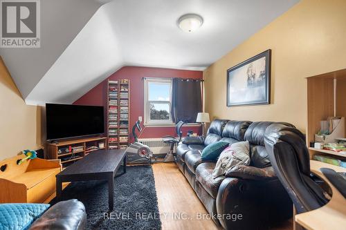 496 Carlton St, St. Catharines, ON - Indoor Photo Showing Living Room