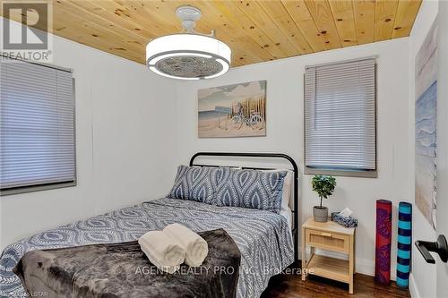 21 Oriole Road, Kawartha Lakes, ON - Indoor Photo Showing Bedroom