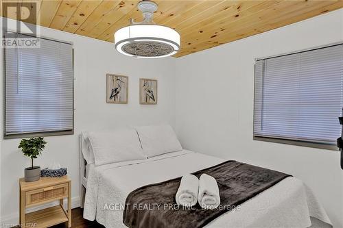 21 Oriole Road, Kawartha Lakes, ON - Indoor Photo Showing Bedroom