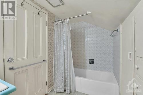 4579 Whittaker Road, Williamsburg, ON - Indoor Photo Showing Bathroom