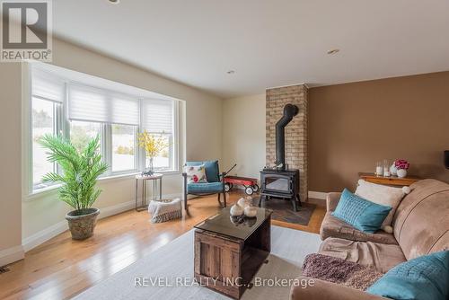 7 Pigeonview Street, Kawartha Lakes, ON - Indoor Photo Showing Living Room
