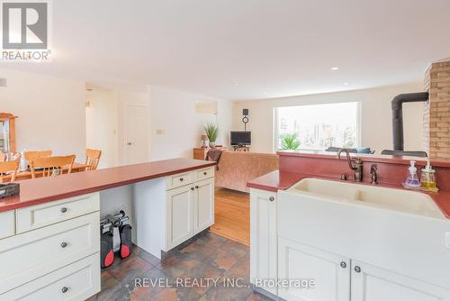 7 Pigeonview Street, Kawartha Lakes, ON - Indoor Photo Showing Kitchen With Double Sink