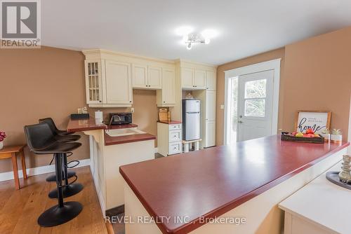 7 Pigeonview Street, Kawartha Lakes, ON - Indoor Photo Showing Kitchen