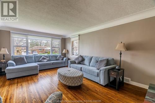 55 Faircourt Avenue, Chatham, ON - Indoor Photo Showing Living Room