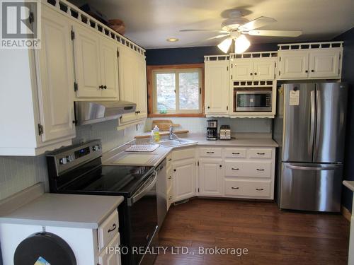 1063 Lakeview Rd, Muskoka Lakes, ON - Indoor Photo Showing Kitchen