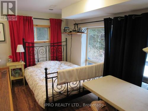 1063 Lakeview Road, Muskoka Lakes, ON - Indoor Photo Showing Bedroom