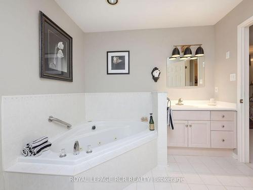 147 Riverview Rd, New Tecumseth, ON - Indoor Photo Showing Bathroom