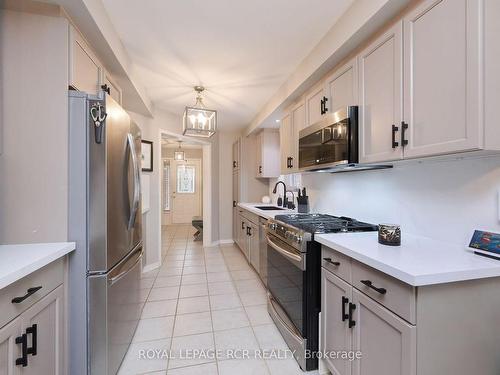 147 Riverview Rd, New Tecumseth, ON - Indoor Photo Showing Kitchen With Upgraded Kitchen