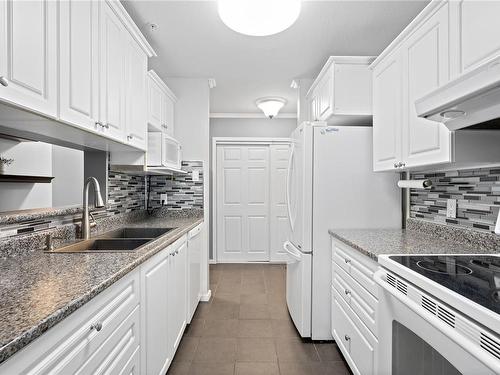 216-4971 Songbird Pl, Nanaimo, BC - Indoor Photo Showing Kitchen With Double Sink
