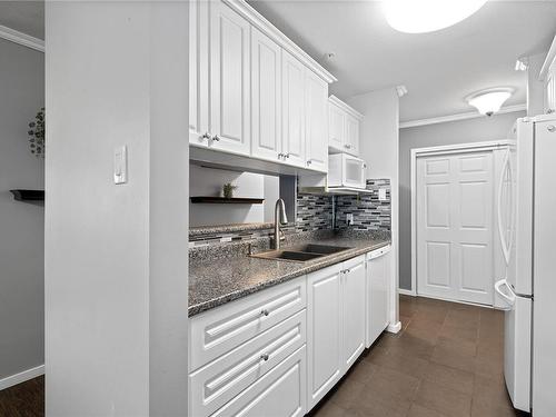 216-4971 Songbird Pl, Nanaimo, BC - Indoor Photo Showing Kitchen With Double Sink