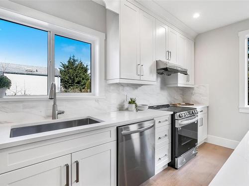 256 Superior St, Victoria, BC - Indoor Photo Showing Kitchen With Upgraded Kitchen