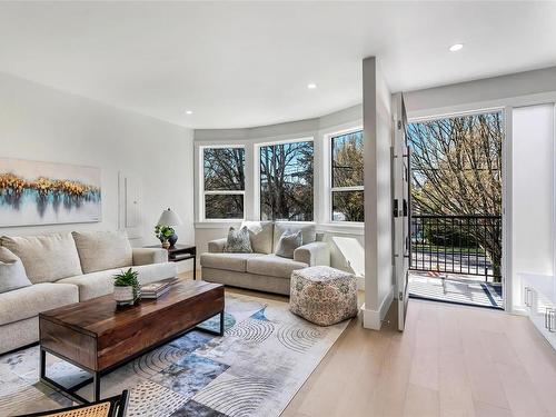 256 Superior St, Victoria, BC - Indoor Photo Showing Living Room