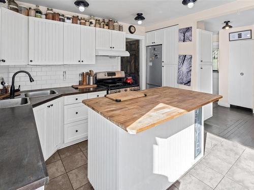 3708 Renfrew Rd, Shawnigan Lake, BC - Indoor Photo Showing Kitchen With Double Sink