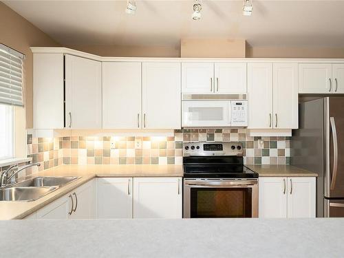 309-5625 Edgewater Lane, Nanaimo, BC - Indoor Photo Showing Kitchen With Double Sink