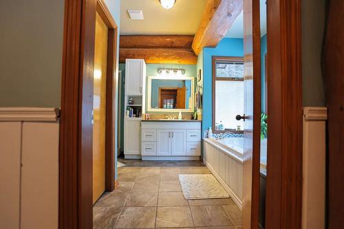 6511 Sproule Creek Road, Nelson, BC - Indoor Photo Showing Bathroom