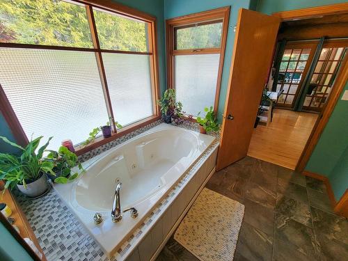 6511 Sproule Creek Road, Nelson, BC - Indoor Photo Showing Bathroom