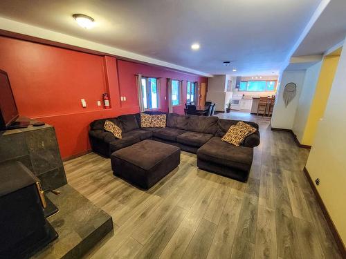 6511 Sproule Creek Road, Nelson, BC - Indoor Photo Showing Living Room