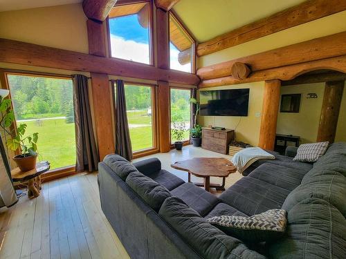 6511 Sproule Creek Road, Nelson, BC - Indoor Photo Showing Living Room