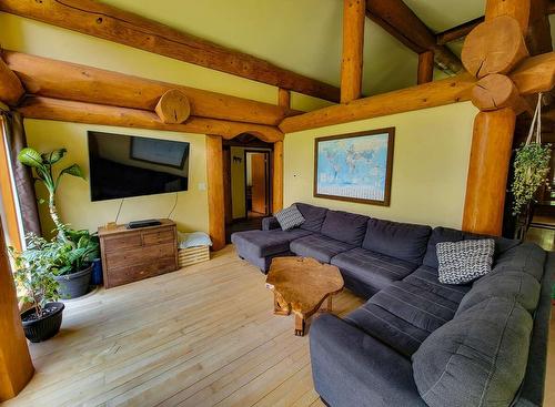 6511 Sproule Creek Road, Nelson, BC - Indoor Photo Showing Living Room