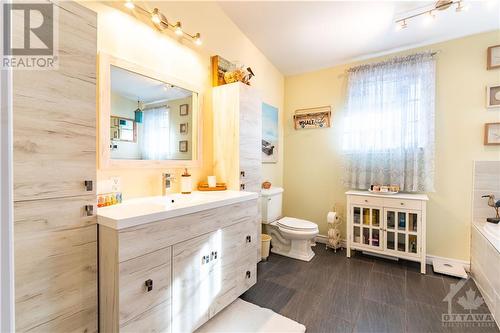 28 Mill Entrance Street, Hawkesbury, ON - Indoor Photo Showing Bathroom