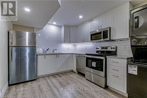 2310 Callingham Dr, London, ON - Indoor Photo Showing Kitchen With Upgraded Kitchen