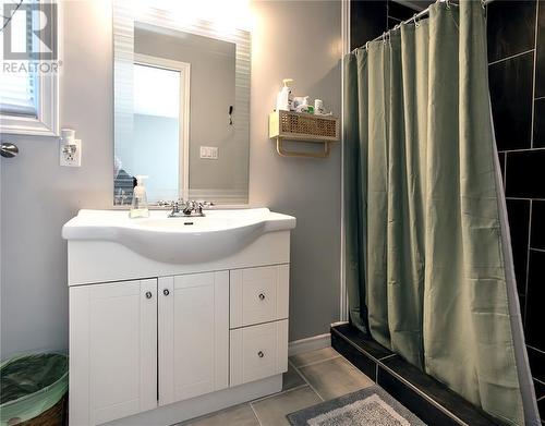Main Floor Shower - 12340 County Road 18 Road, Williamsburg, ON - Indoor Photo Showing Bathroom