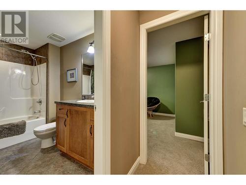 2502 Selkirk Drive, Kelowna, BC - Indoor Photo Showing Bathroom