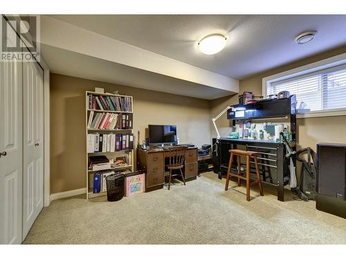 2502 Selkirk Drive, Kelowna, BC - Indoor Photo Showing Bedroom
