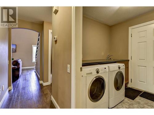 2502 Selkirk Drive, Kelowna, BC - Indoor Photo Showing Laundry Room