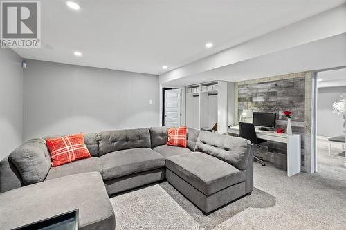 1622 Cypress, Windsor, ON - Indoor Photo Showing Living Room